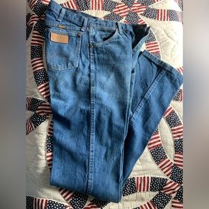 Perfectly broke in Wrangler bootcut 13mwz jeans. 31x38